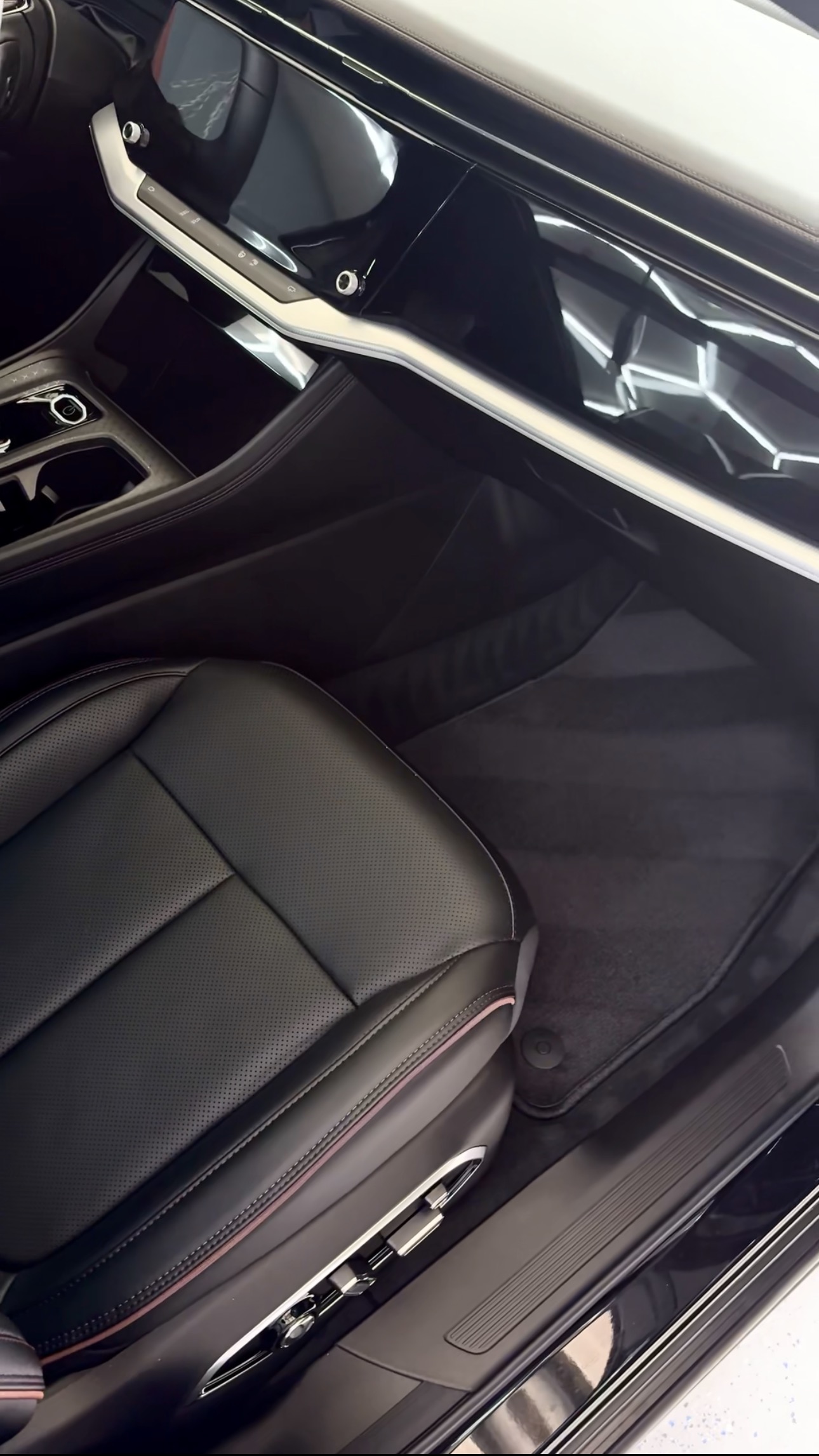 Wagoneer - Cargo Floor